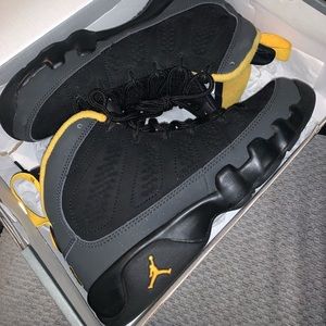Air Jordan Retro 9 Black/University Gold. Grade school sz 4.5